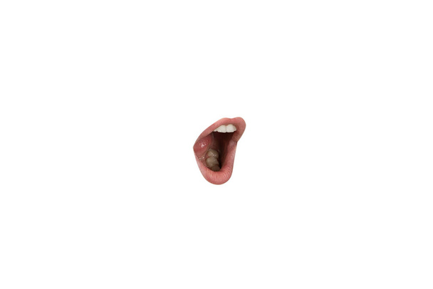 close-up zicht van vrouwelijke mond dragen lippenstift geïsoleerd op witte studio achtergrond - Foto, afbeelding