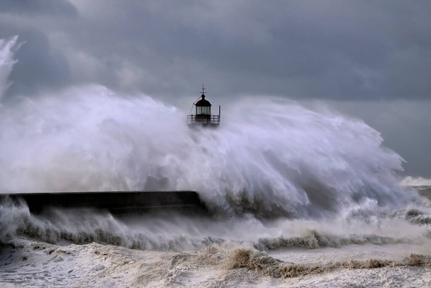 Belépés a Douro folyó kikötő az első nagy vihar az év 2013 (január 19); szél széllökések eléri a 140 / 150 km - Fotó, kép