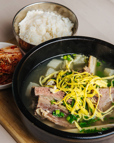 Koreaanse set van korte ribbetjes soep kimchi en rijst - Foto, afbeelding