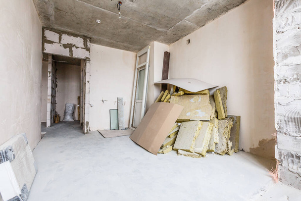 Renovation concept - ladder in empty apartment room during restoration or refurbishment - Фото, зображення