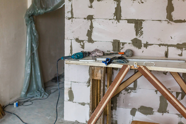 Renovation concept - ladder in empty apartment room during restoration or refurbishment - Foto, immagini