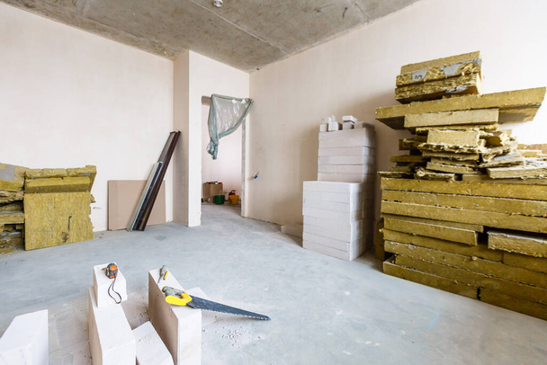 Material für Reparaturen in einer Wohnung ist im Bau, Umbau, Wiederaufbau und Renovierung. Wände aus Gipskartonplatten oder Trockenbau herstellen. - Foto, Bild