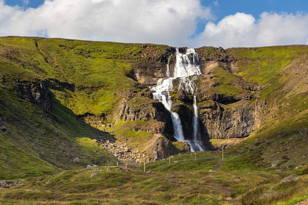Vista de las cascadas de Rjukandi también llamadas Yst i-Rjukandi con acantilados y cascadas en el este de Islandia cerca de Egilsstadi. - Foto, imagen