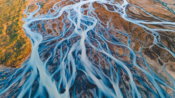 Ледниковые реки сверху. Аэрофотосъемка речных потоков исландских ледников. Прекрасное искусство Матери-природы, созданное в Исландии. Обои фон высокое качество фотографии - Фото, изображение