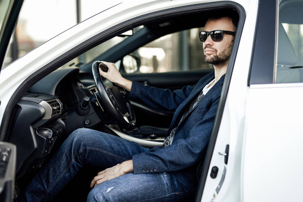 Ein Unternehmer in seinem Auto fährt, um Geschäfte zu machen - Foto, Bild