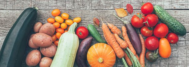 Ülke tarzı ahşap arka planda farklı taze organik sebzeler. Sağlıklı gıda vejetaryen diyet konsepti. Yerel bahçe temiz yiyecek üretir. Üst görünüm düz pankart - Fotoğraf, Görsel