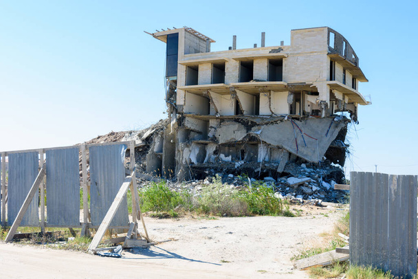 Yasadışı olarak inşa edilmiş bir otel kompleksinin yıkımı - Fotoğraf, Görsel