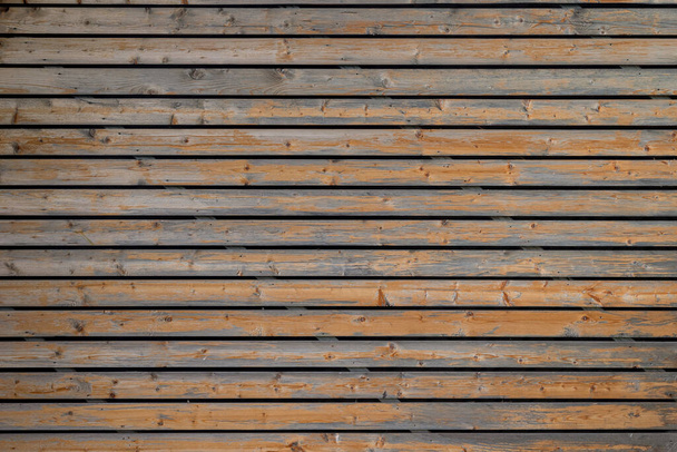 Textuur van de muur bedekt met oude houten latten, achtergrond. - Foto, afbeelding