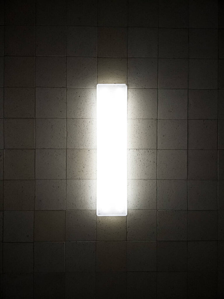 Vista inferior de una lámpara fluorescente en el techo suspendido. - Foto, imagen