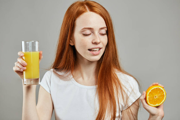 girl has prepared homemade juice - Foto, imagen