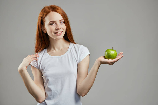 apple diet. fresh green apple from grannys garden - Zdjęcie, obraz