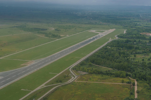 Vista aérea de uma das pistas no aeroporto de Adolfo Suarez e arredores em um dia nublado. Viagens. - Foto, Imagem