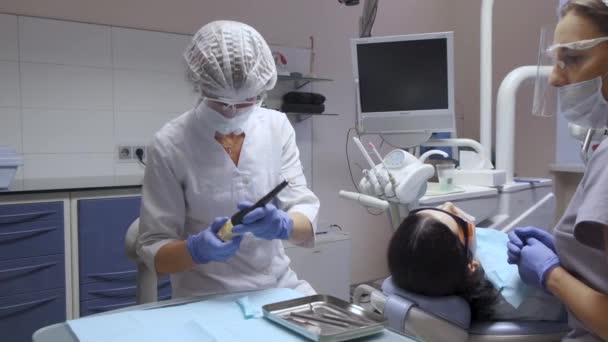 Due dentisti che si preparano per la chirurgia, camici bianchi e maschere, computer ospedaliero - Filmati, video