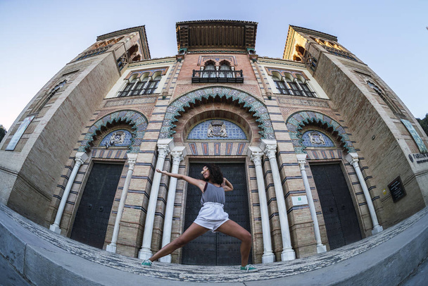 Eine Ballerina tanzt im Maria Luisa Park in Sevilla, Andalusien, Spanien - Foto, Bild