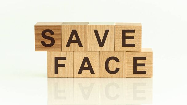 Gesundheitskonzept, das aus dem Spruch "Save Face" (Gesicht wahren) besteht. Gelegen auf weißem Hintergrund. - Foto, Bild