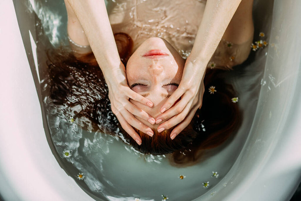 Beautiful woman relaxing in bathtub - Foto, Imagem