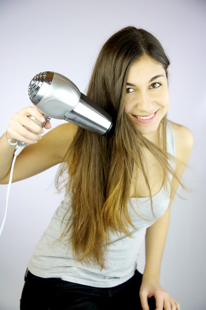 glückliche junge Frau trocknet lange Haare - Foto, Bild