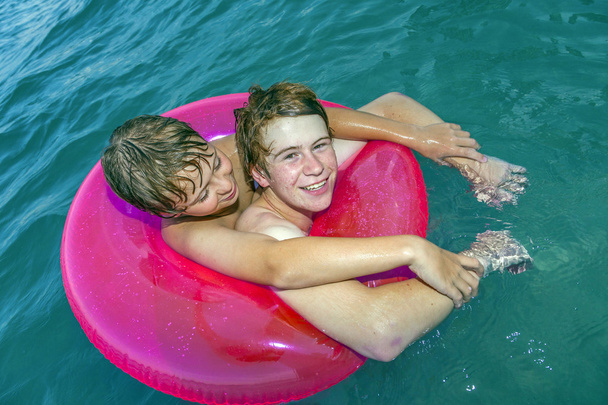 Bracia w pierścień pływać bawić się w Oceanie - Zdjęcie, obraz