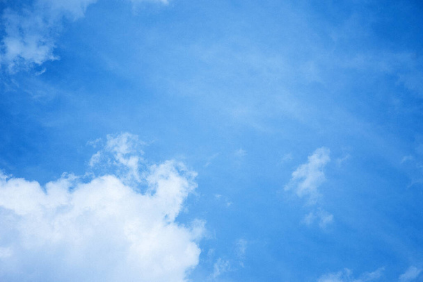 Cielo azul y nubes blancas. nube en el fondo azul del cielo - Foto, imagen
