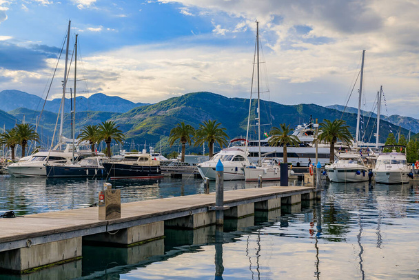 Красивый вид на пристань Адриатического моря с лодками и горами на заднем плане в Тивате Черногория - Фото, изображение