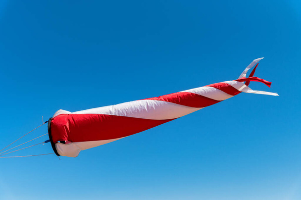 Rote und weiße Windsack vor blauem Himmel - Foto, Bild