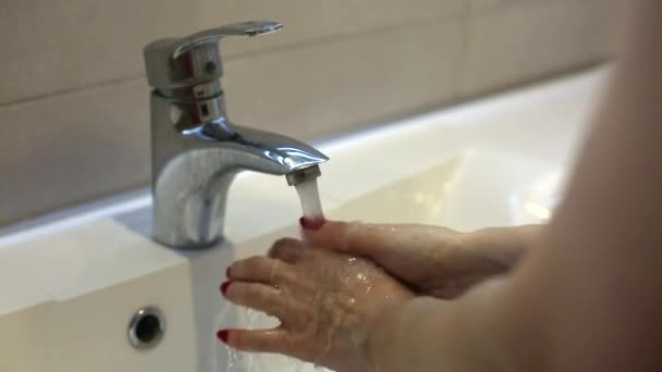 Primer plano de la mujer que usa gel desinfectante para las manos para prevenir la propagación del virus  - Metraje, vídeo