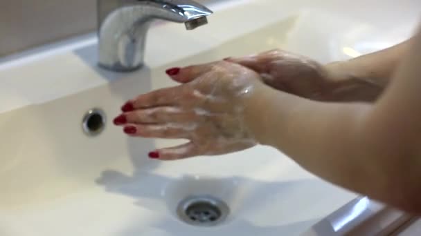 Κοντινό πλάνο της γυναίκας που χρησιμοποιεί τζελ απολυμαντικό χεριών για την πρόληψη της εξάπλωσης του ιού  - Πλάνα, βίντεο