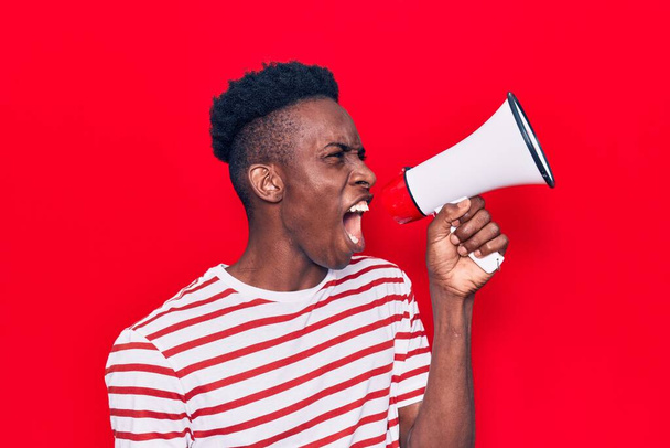 Jeune homme africain criant colère à travers mégaphone - Photo, image