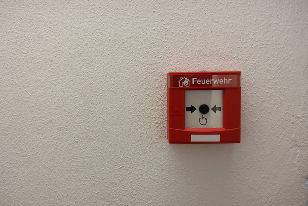 Červená skříňka s černým upomínkovým tlačítkem pro volání hasičů - Fotografie, Obrázek