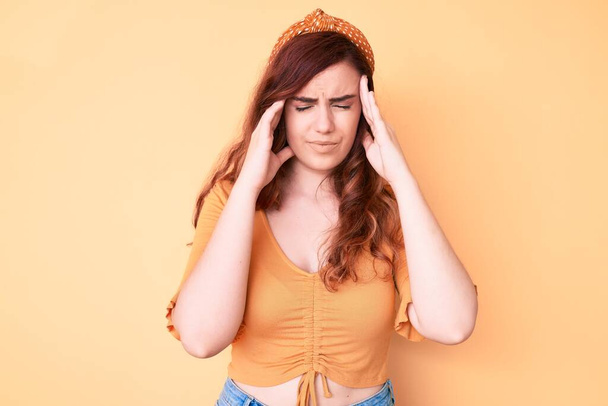 Junge schöne Frau in lässiger Kleidung mit der Hand auf dem Kopf für Schmerzen im Kopf wegen Stress. Migräne.  - Foto, Bild