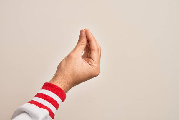 Χέρι του Καυκάσου νεαρός άνδρας δείχνει τα δάχτυλα πάνω από απομονωμένο λευκό φόντο κάνει ιταλική χειρονομία με τα δάχτυλα μαζί, κίνηση χειρονομία επικοινωνίας - Φωτογραφία, εικόνα