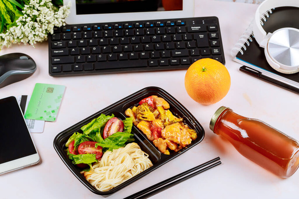 Rendeljen ételt online vagy telefonon otthonról vagy a munkahelyen. Vidd el az ebédet. kínai konyha,. - Fotó, kép