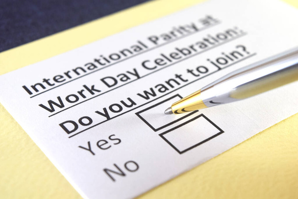 Ένα άτομο απαντά σε ερώτηση σχετικά με τη διεθνή ισοτιμία στον εορτασμό της ημέρας εργασίας. - Φωτογραφία, εικόνα
