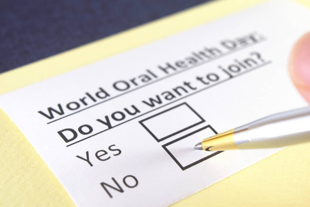 Una persona sta rispondendo alla domanda sulla giornata mondiale della salute orale. - Foto, immagini