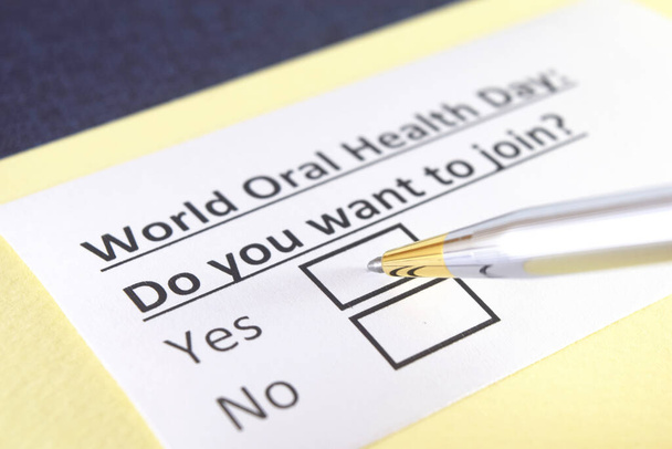 Una persona está respondiendo a una pregunta sobre el Día Mundial de la Salud Bucal. - Foto, imagen
