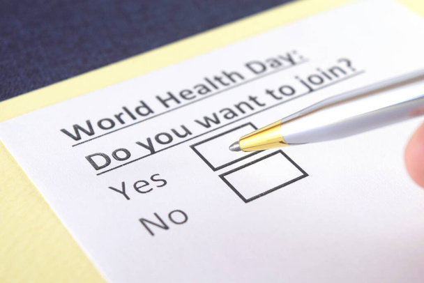 Yksi henkilö vastaa kysymykseen maailman terveyspäivästä. - Valokuva, kuva
