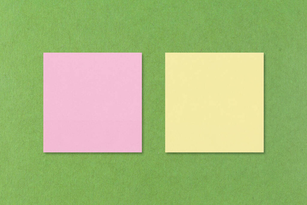 Színes négyzet alakú jegyzet papír zöld papír háttér és másolás helyet az Ön számára design. - Fotó, kép