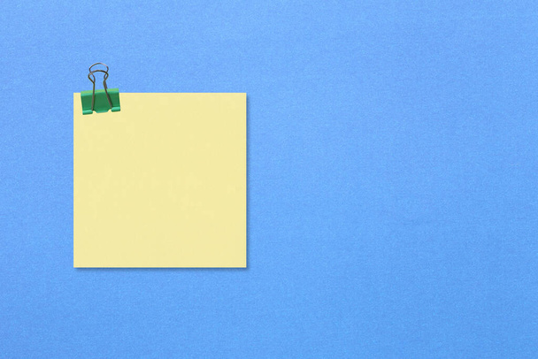 Bunte quadratische Notizpapier auf blauem Papier Hintergrund und haben Kopierraum für Ihr Design. - Foto, Bild