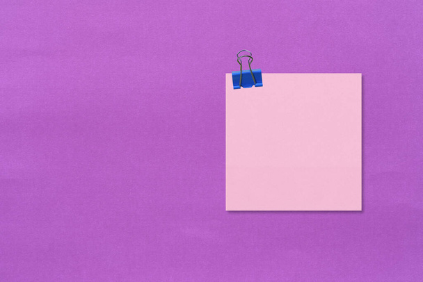 Kolorowy kwadrat notatka papier na fioletowym tle papieru i mieć przestrzeń do kopiowania dla Ciebie projekt. - Zdjęcie, obraz