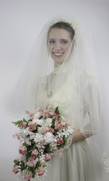 gyönyörű fiatal menyasszony gazdaság csokor - Fotó, kép