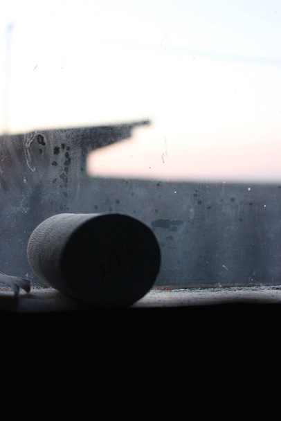 Vessapaperirullaa vessan ikkunassa. Näkymä likaisesta ikkunasta - Valokuva, kuva