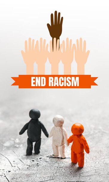 Barevné lidské postavy a text END RACISM na šedém pozadí - Fotografie, Obrázek