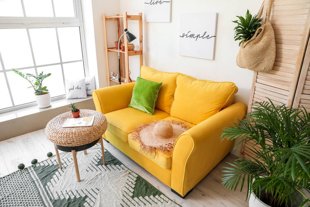居心地の良いソファ付きのモダンな部屋のインテリア - 写真・画像