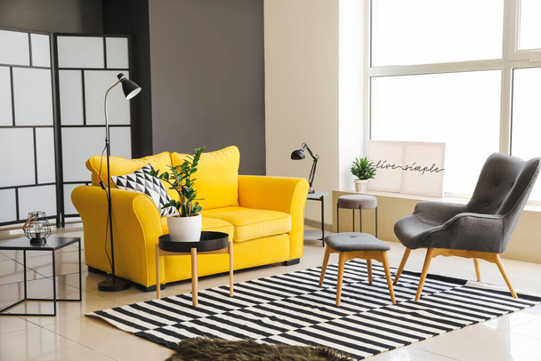 Interno della camera moderna con accogliente divano - Foto, immagini