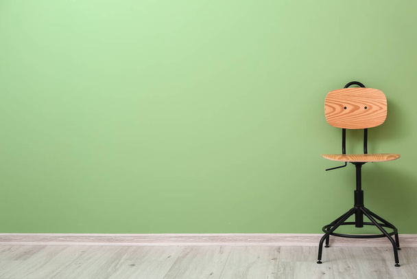 Modern forgatható szék közelében színes fal - Fotó, kép