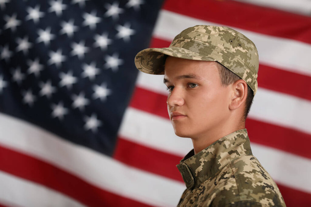 Male soldier in uniform against USA flag - Φωτογραφία, εικόνα