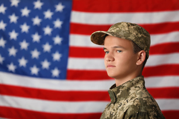 Male soldier in uniform against USA flag - Zdjęcie, obraz