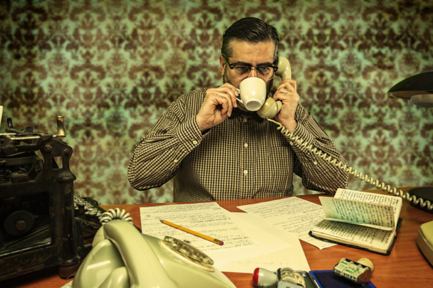 ofis çalışanı üzerinde konuşurken kahve yudumlarken gözlüklü - Fotoğraf, Görsel