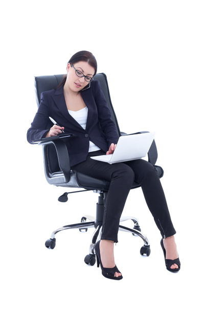 mulher de negócios jovem sentada na cadeira, trabalhando com o laptop e t - Foto, Imagem