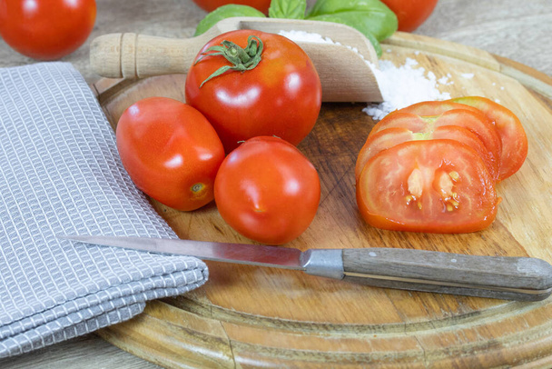 chopped tomatoes on a cutting board - Foto, Bild